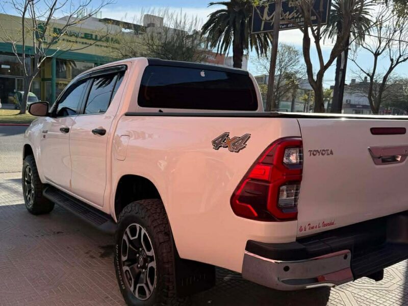 Toyota hilux srx 4x4 at 2023 50000km